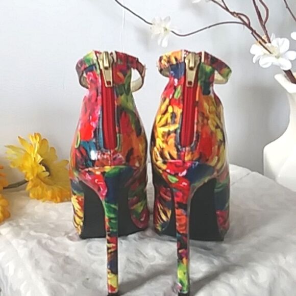 When Your Shoes POP! Vibrant Strap Stiletto Heels Metallic Gold Size 7 - Picture 7 of 14